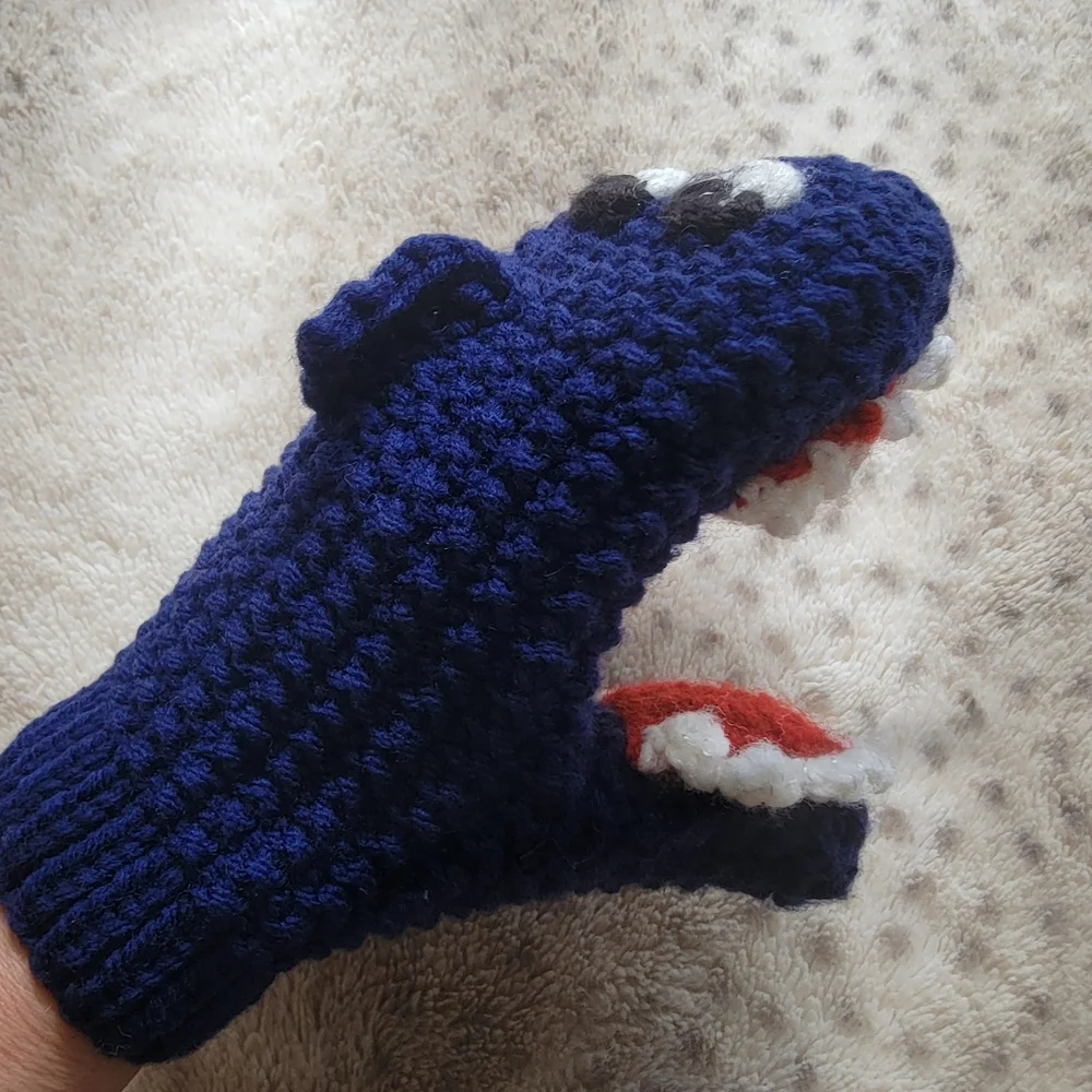 🦈 Shark Knit Mittens